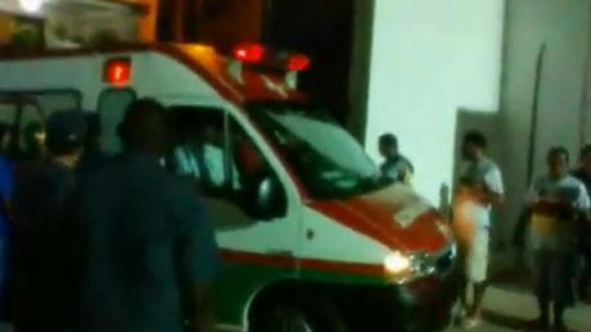 Calul Troian în variantă fotbalistică: Au intrat pe stadion ascunşi în ambulanţă