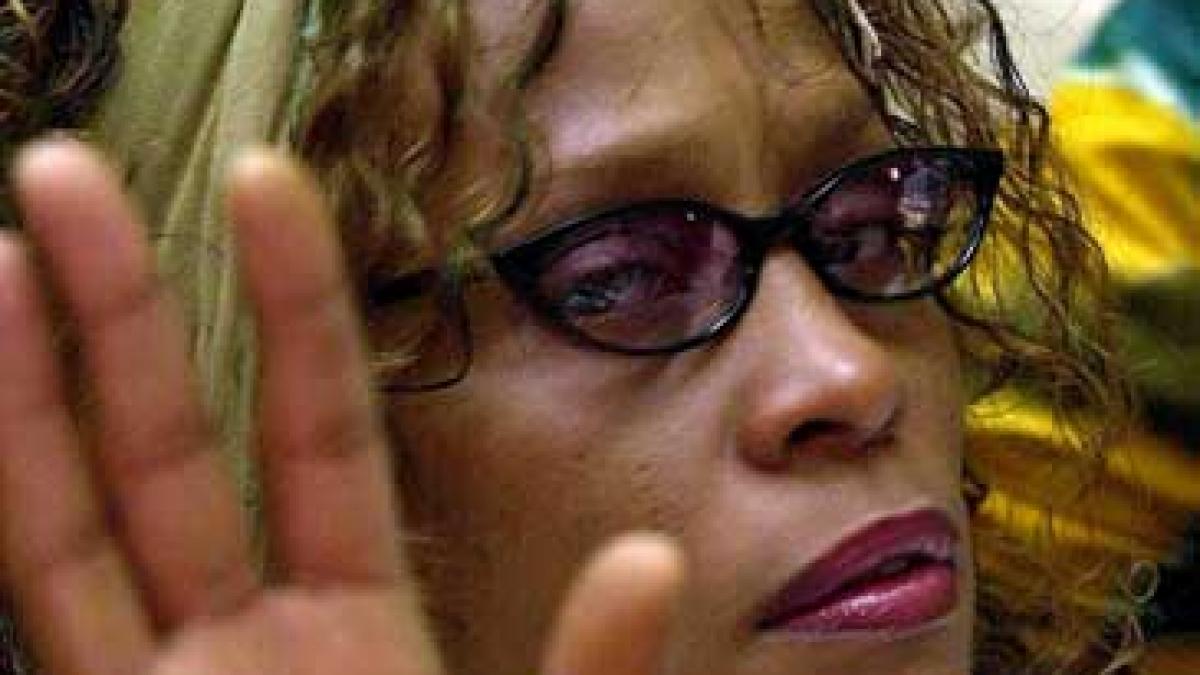 Whitney Houston aproape debarcată dintr-un avion, pentru că nu a vrut să folosească centura de siguranţă