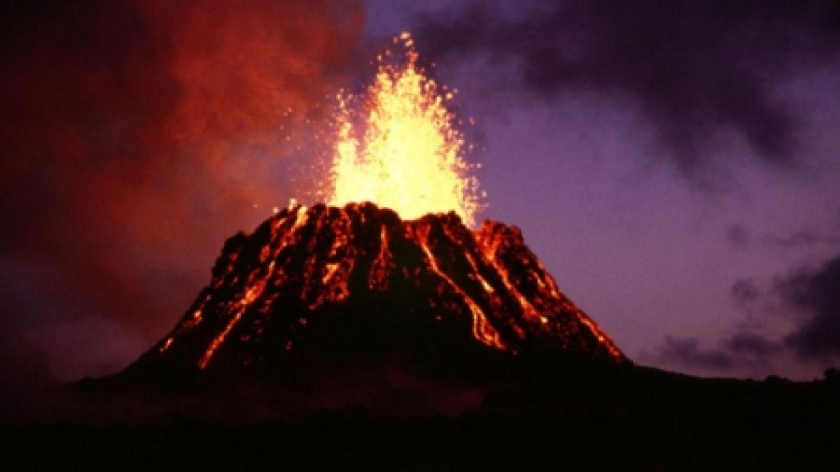 Cel mai mare vulcan din Islanda, la un pas de erupţie. Sute de zboruri aeriene ar putea fi afectate