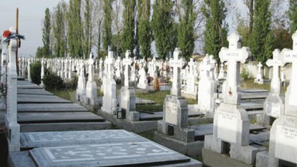 Mai multe îngrijitoare de morminte din Ploieşti nu mai au voie să intre în cimitir. Vezi aici de ce