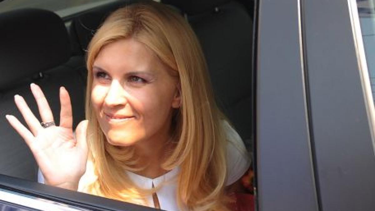 Elena Udrea s-a dat în maşinuţe electrice. Vezi aici imagini