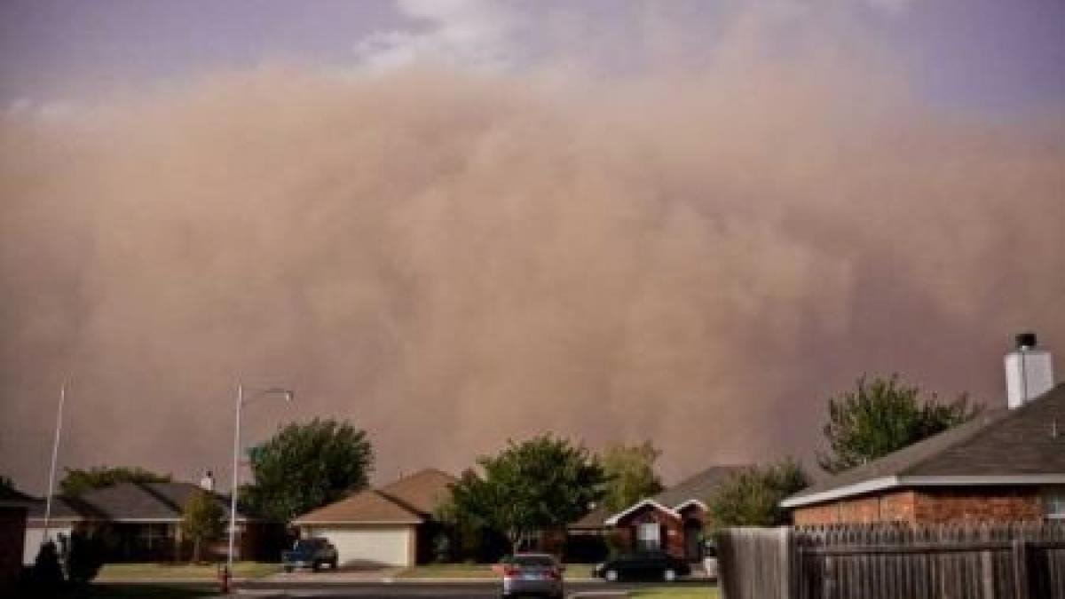 Imagini impresionante de la furtuna de praf din Texas