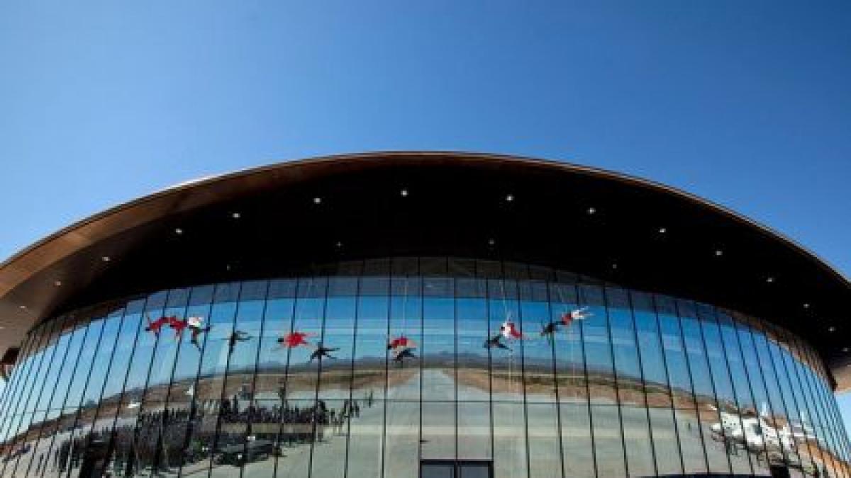 Primul aeroport din lume pentru zborurile spaţiale, inaugurat de Richard Branson. Imagini inedite de la eveniment