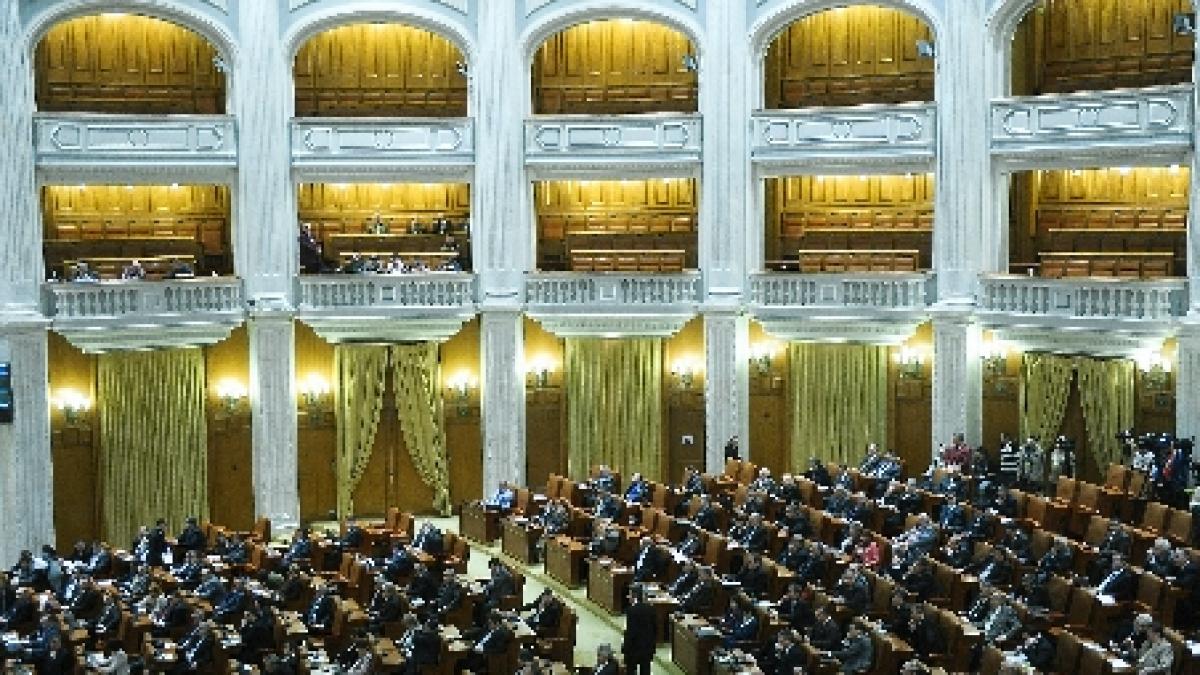 Proiectul de lege care interzice cămătăria, adoptat în Camera Deputaţilor