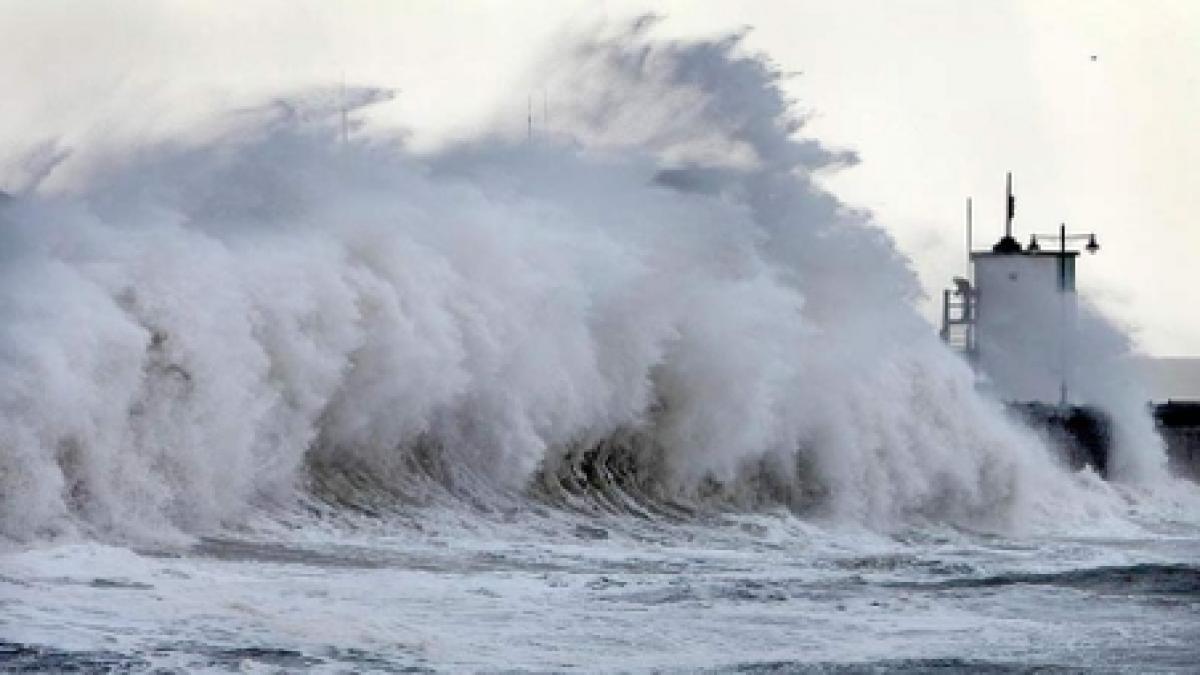 Spectacol inedit pe Marea Neagră! Pentru a doua noapte la rând, valurile au atins 12 metri