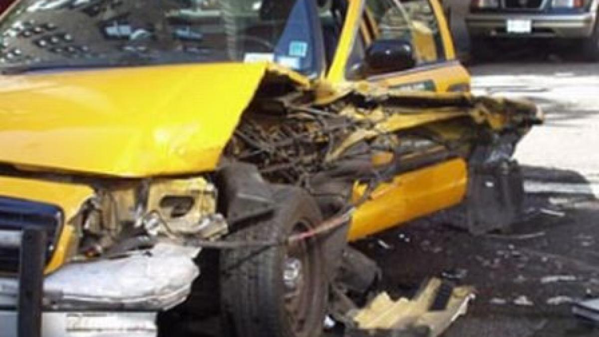 Trei tineri au murit, după ce taxiul în care se aflau a derapat şi s-a ciocnit cu o autoutilitară