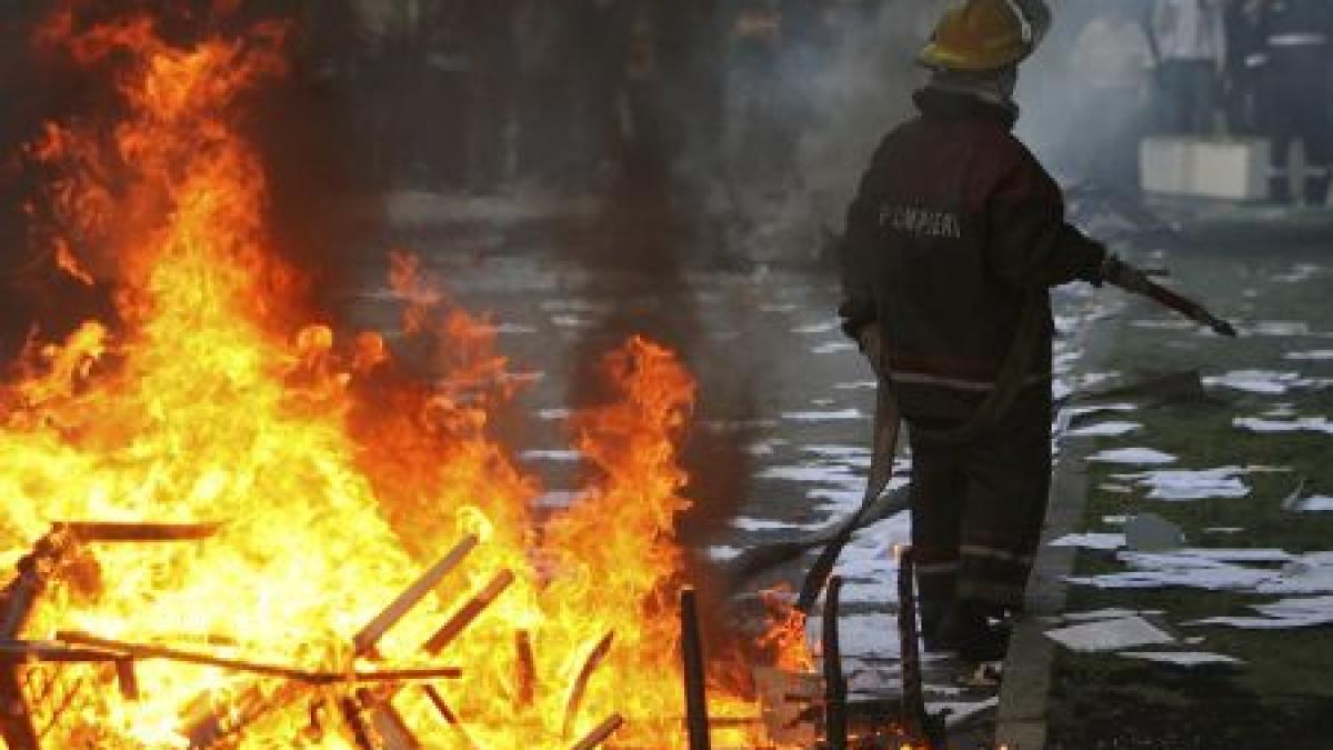 Familie arsă de vie: O mamă şi cei doi copii ai săi au murit, după ce casa le-a luat foc