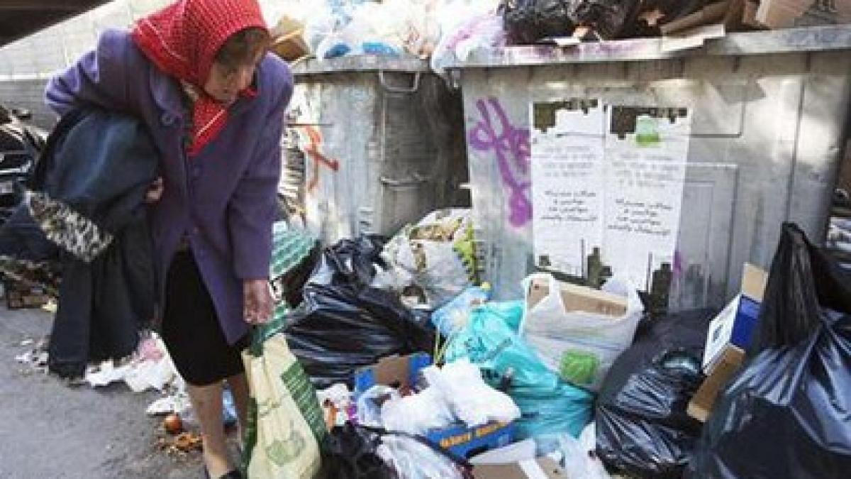 O membră a familiei Onassis caută haine şi mâncare în gunoaie, de sărăcie