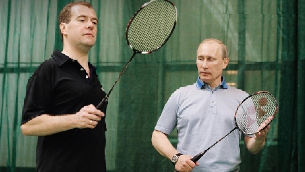 Dmitri Medvedev joacă badminton cu Vladimir Putin, într-un clip de promovare a sportului