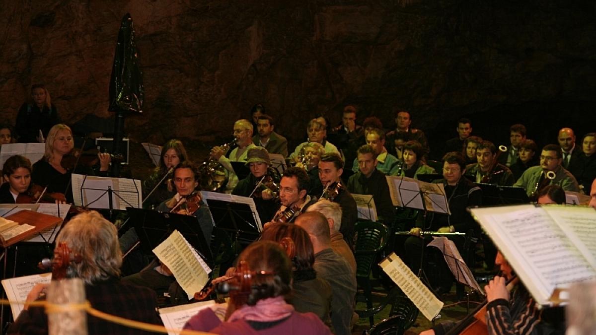 Timiş. Peste 2.000 de oameni au participat la un concert în peştera de la Româneşti