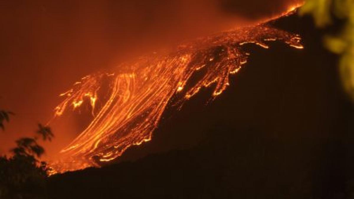 Vulcanul Etna a erupt pentru a 17-a oară în acest an. Aeroportul din Catania a fost închis