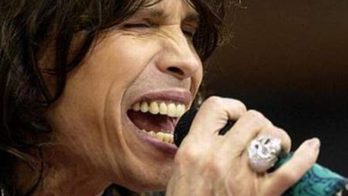 L-a ajuns bătrâneţea? Steven Tyler şi-a rupt doi dinţi, după ce a căzut în timp ce făcea duş