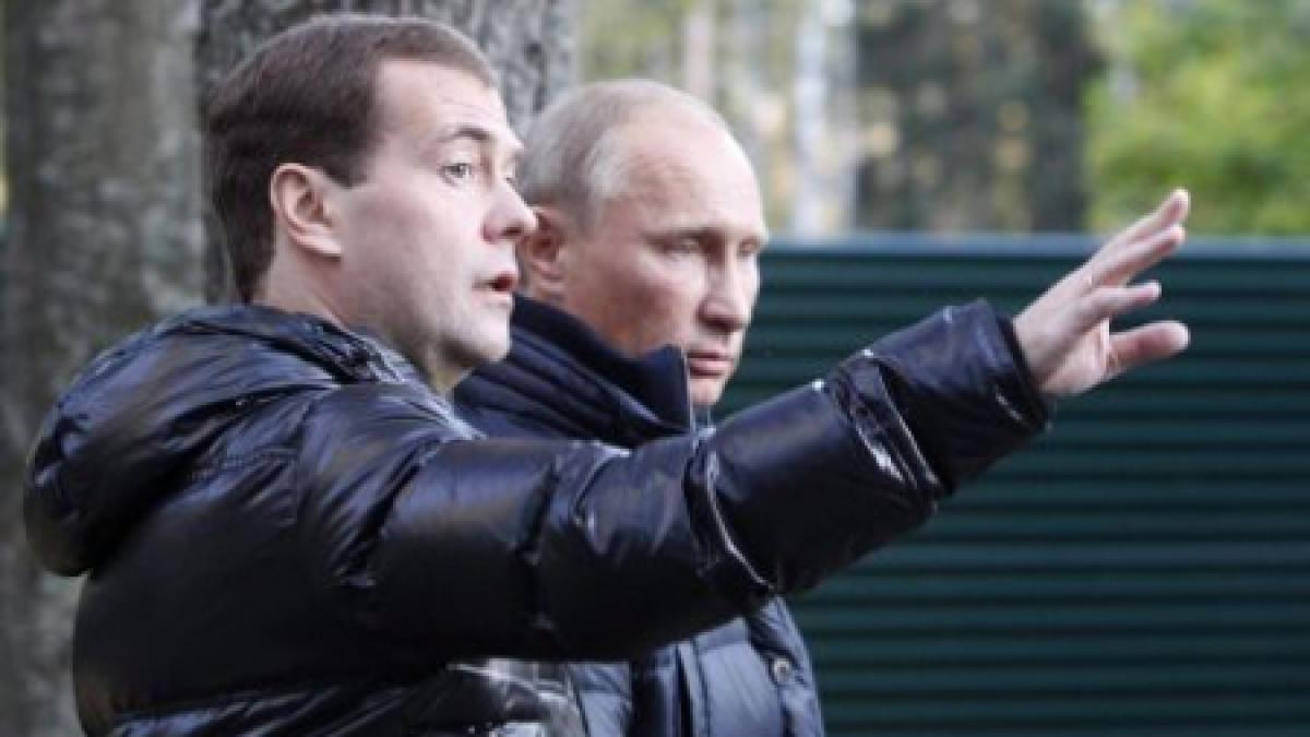 Putin şi Medvedev, împreună la volanul unei combine agricole