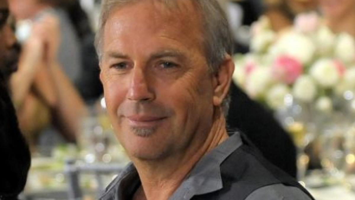 Kevin Costner, surprins la Castelul Bran ca un simplu turist