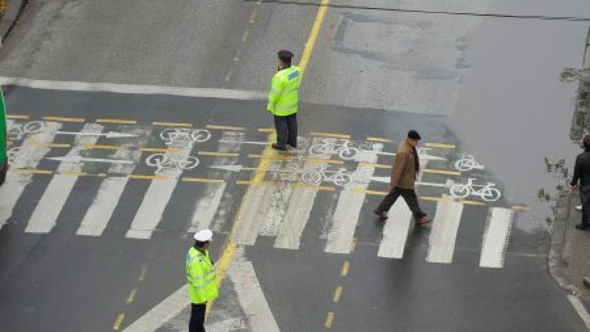 Un poliţist a lovit cu maşina o femeie pe trecerea de pietoni, apoi a fugit de la locul accidentului