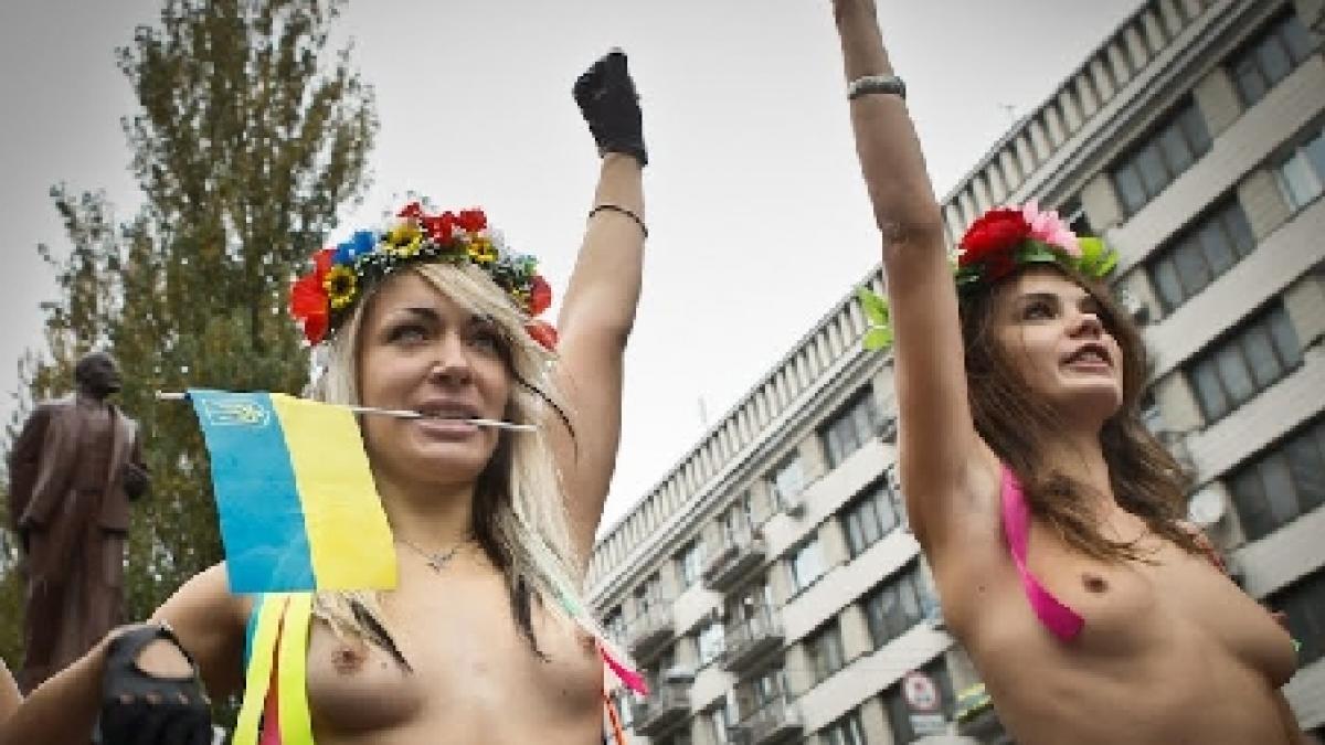 Protest topless la inaugurarea unui stadion, în Ucraina: Două femei şi-au scris „F... Euro“ pe corp