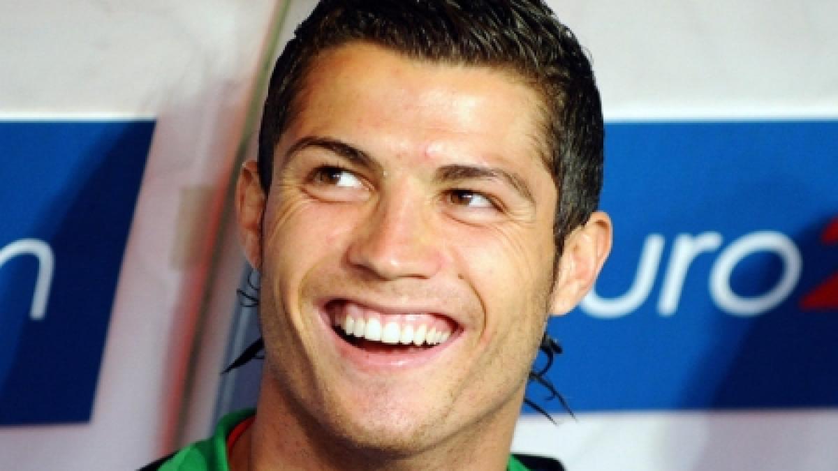 Cristiano Ronaldo a comis-o: A trimis întregii agende telefonice poze sexy cu o admiratoare, chiar şi logodnicei