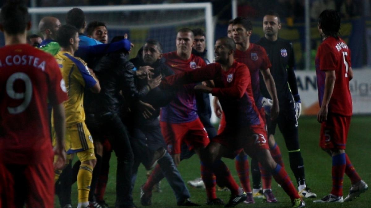 Scene incredibile la Petrolul - Steaua: Galamaz a fost lovit de un spectator, iar Tătăruşanu de o torţă aruncată din tribune. Meciul a fost suspendat