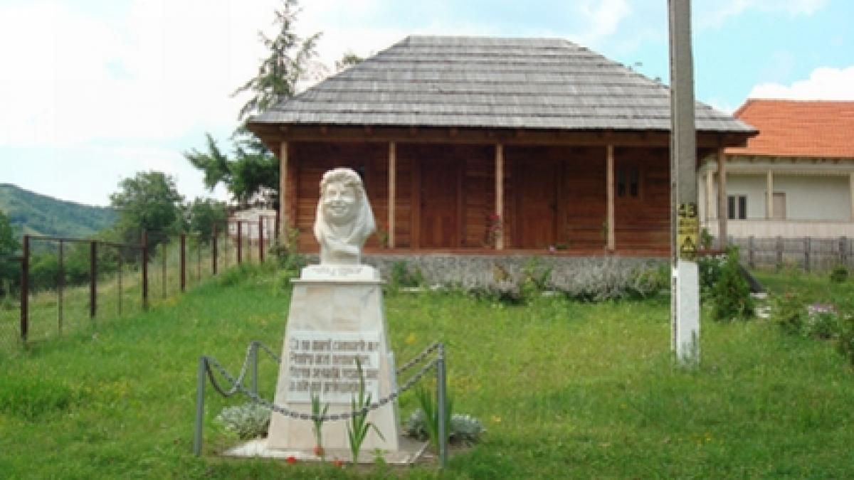 Casa memorială Maria Lătăreţu, uitată de autorităţi şi reamenajată de localnici