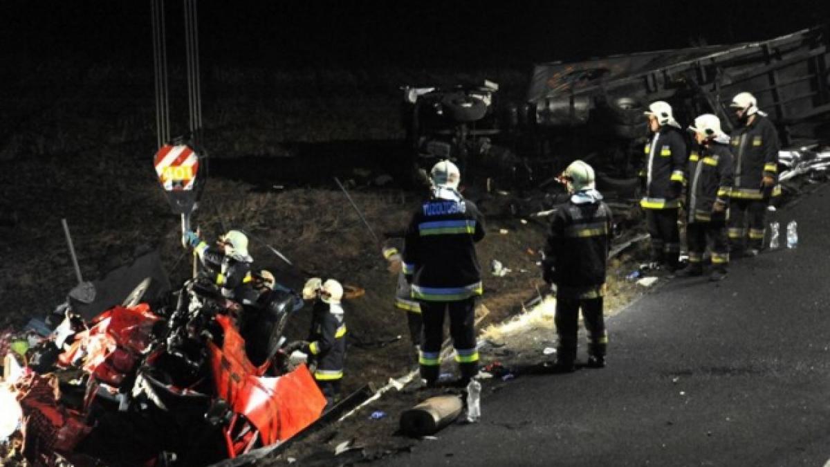 Familiile victimelor accidentului din Ungaria nu îşi pot îngropa morţii din cauza anchetei în desfăşurare