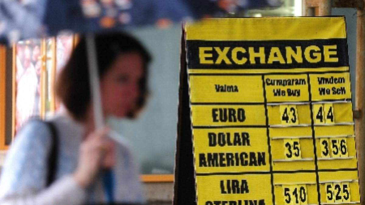 Leul îşi continuă deprecierea faţă de euro. Vezi cursul BNR