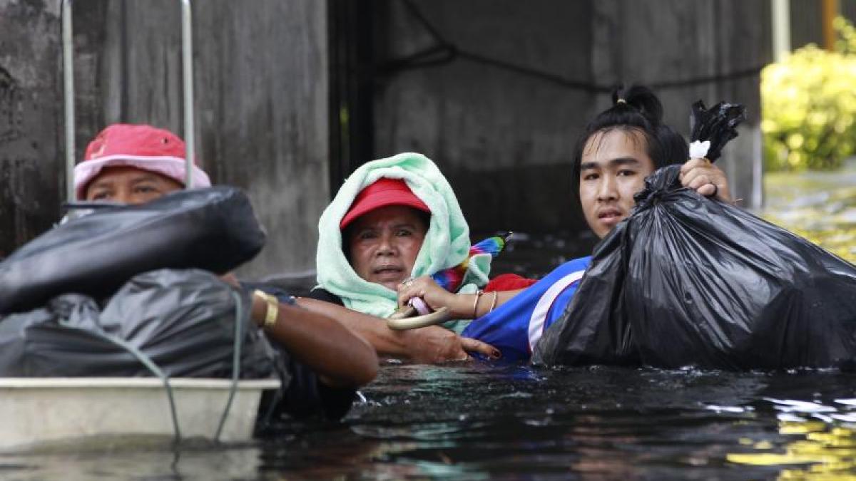 Lupta cu natura continuă: Inundaţiile din Thailanda au omorât peste 400 de oameni