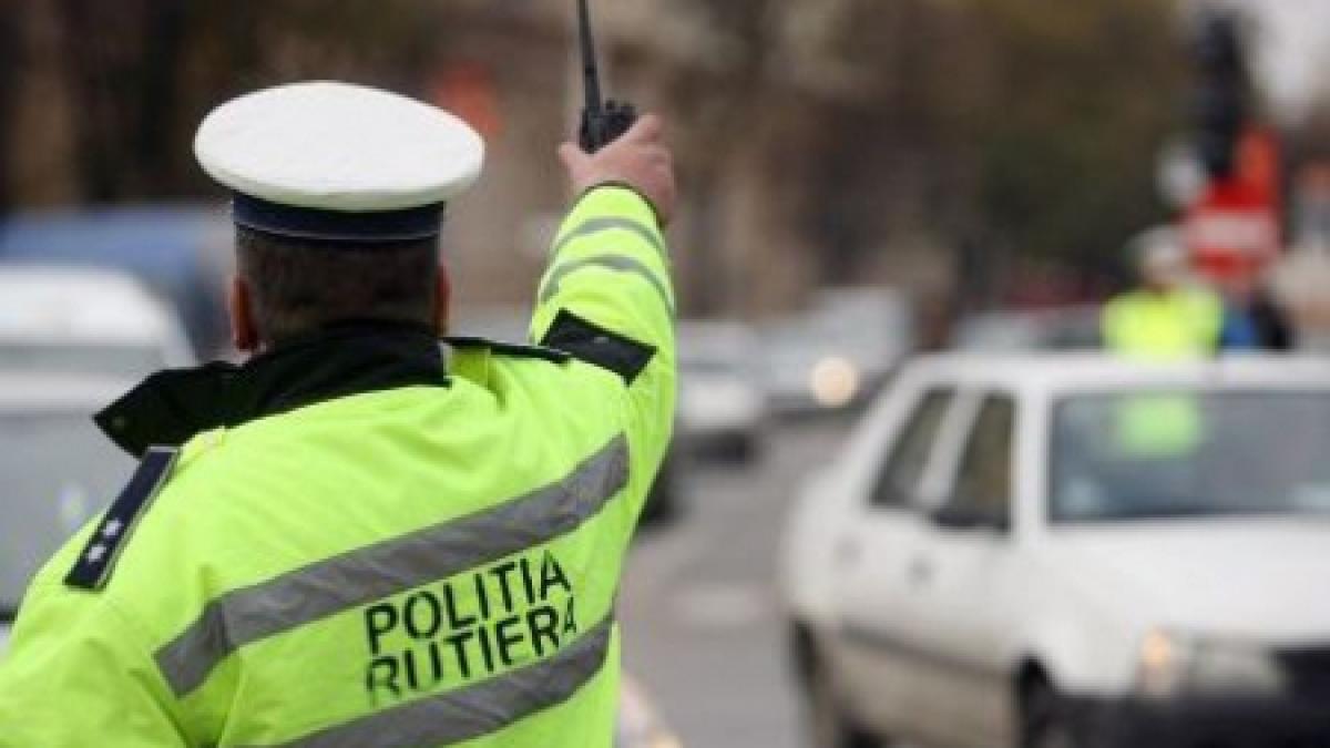 Demarează şi trece cu maşina peste picioarele poliţistului. A vrut să scape de amendă