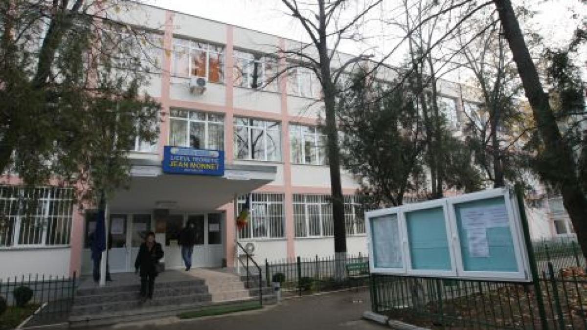 Un profesor a fost dat afară din învăţământ pentru ca este acuzat că a violat o elevă