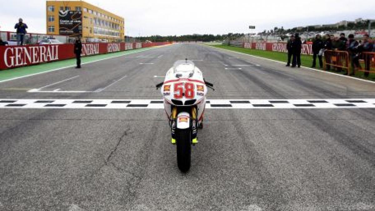 Marco Simoncelli, omagiat pe circuitul de la Valencia cu un tur de onoare şi foc de artificii