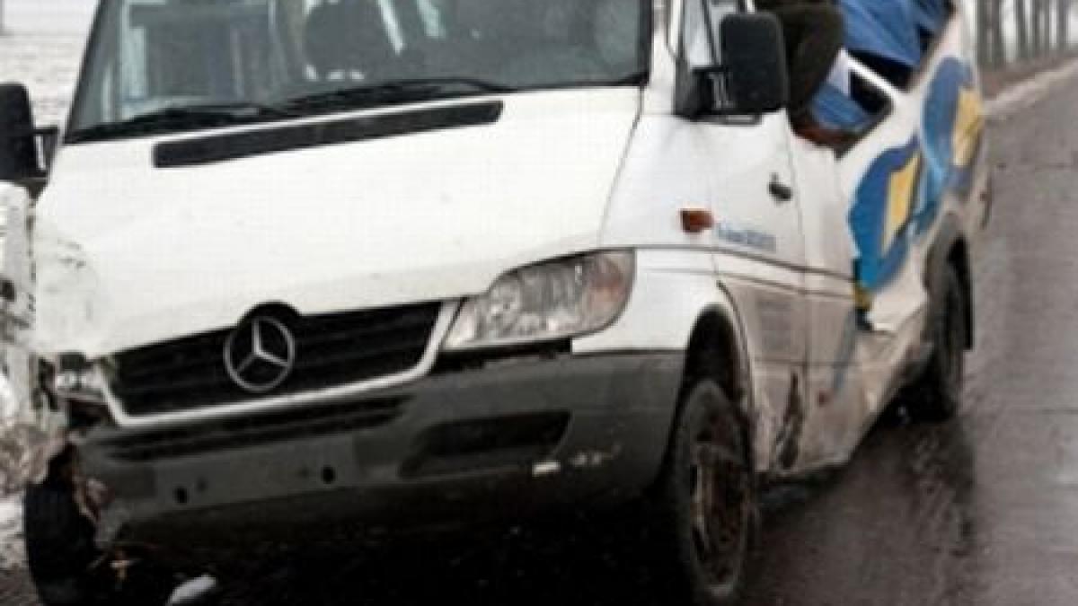 Un microbuz plin cu oameni, împlicat într-un accident. O persoană a fost grav rănită