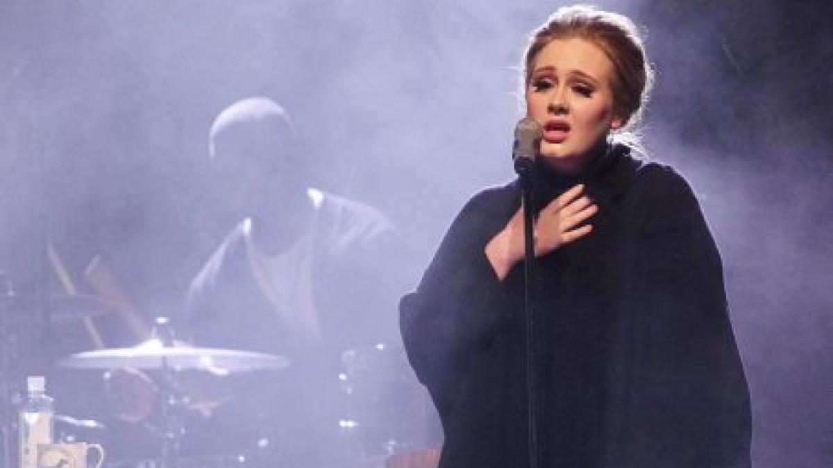 Adele a suferit o intervenţie chirurgicală pe corzile vocale