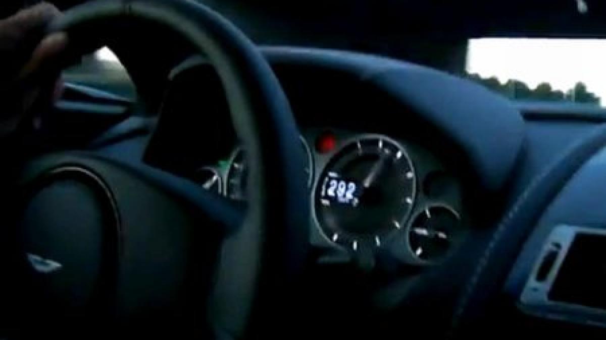 Fără Aston Martin, fără permis şi amendat: S-a filmat în timp ce conducea cu 300 km/h şi a postat imaginile pe net