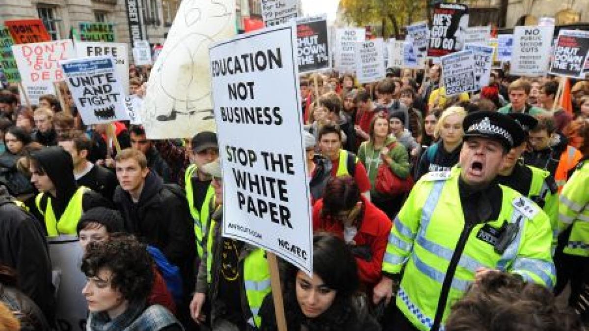 Peste 10.000 de studenţi au protestat la Londra faţă de creşterea taxelor şi privatizarea unor universităţi