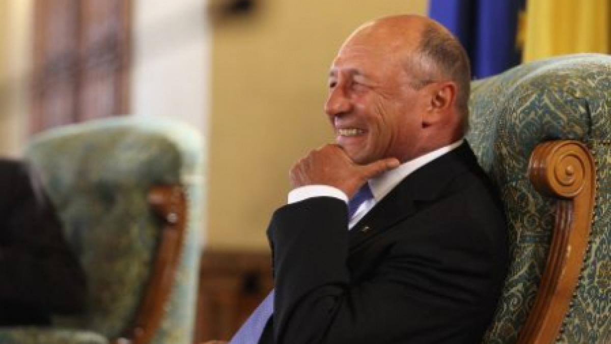 Băsescu le mulţumeşte românilor că au acceptat reducerea salariilor, disponibilizările şi măsurile drastice luate pe timpul crizei