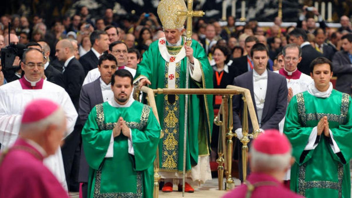 The Telegraph: Papa Benedict al XVI-lea, chinuit de artroză