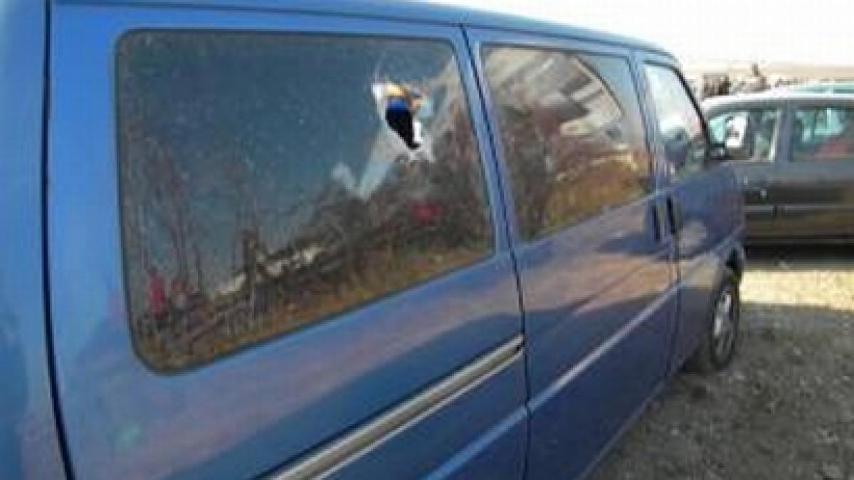 Cluj. 30 de maşini au fost vandalizate, într-un parc auto din judeţ