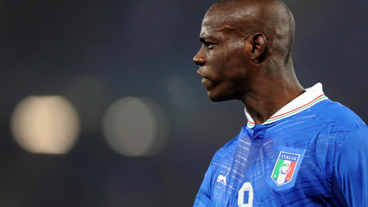 Balotelli „a comis-o” din nou: A jucat cinci minute în vechiul tricou al naţionalei Italiei