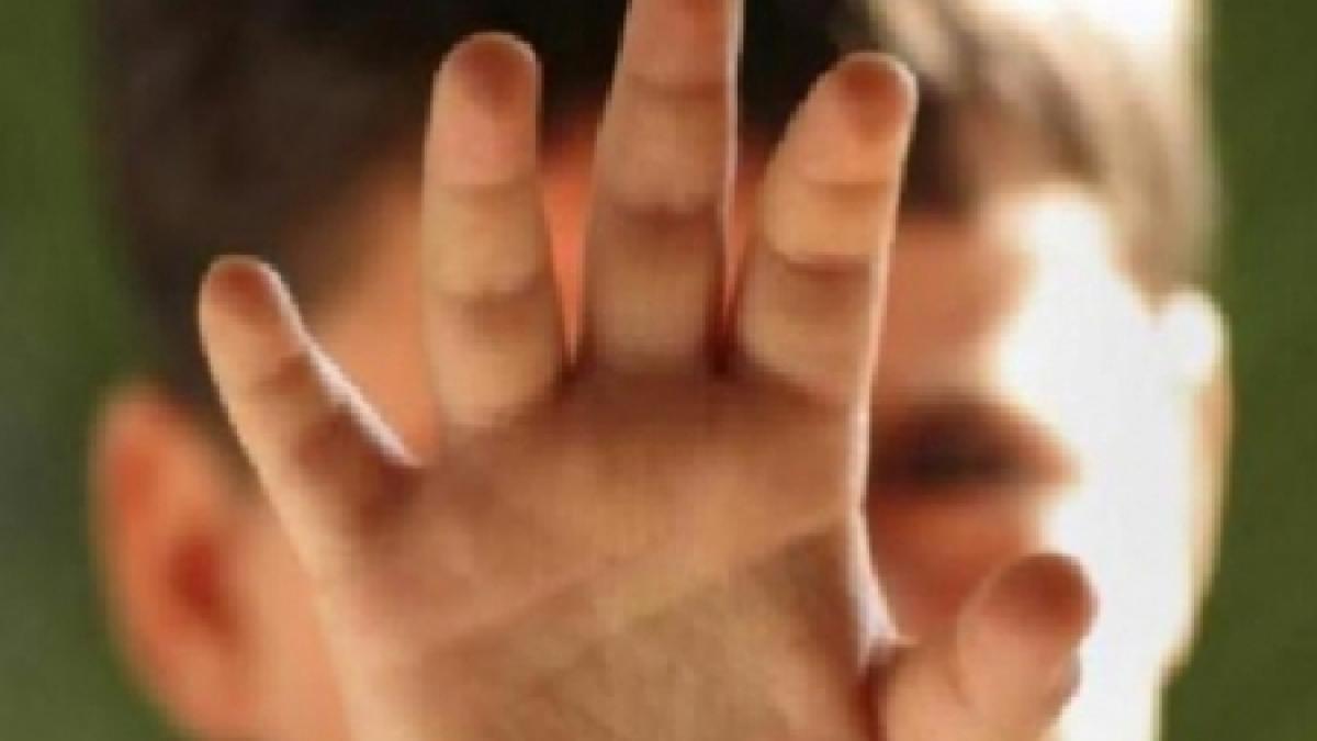 Dramă într-o familie din Bacău. Copii luaţi de lângă tatăl lor, în urma unei sesizări eronate