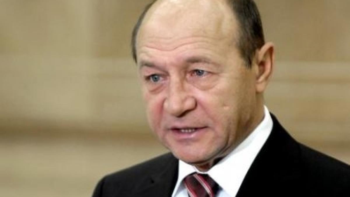 Pensiile şi salariile rămân îngheţate. Băsescu: Bani nu există. Dacă ar exista, s-ar plăti