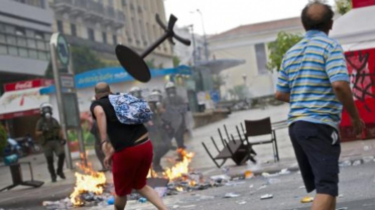 Ciocniri violente la Atena. Protestatarii au lansat sticle incendiare în apropierea Parlamentului