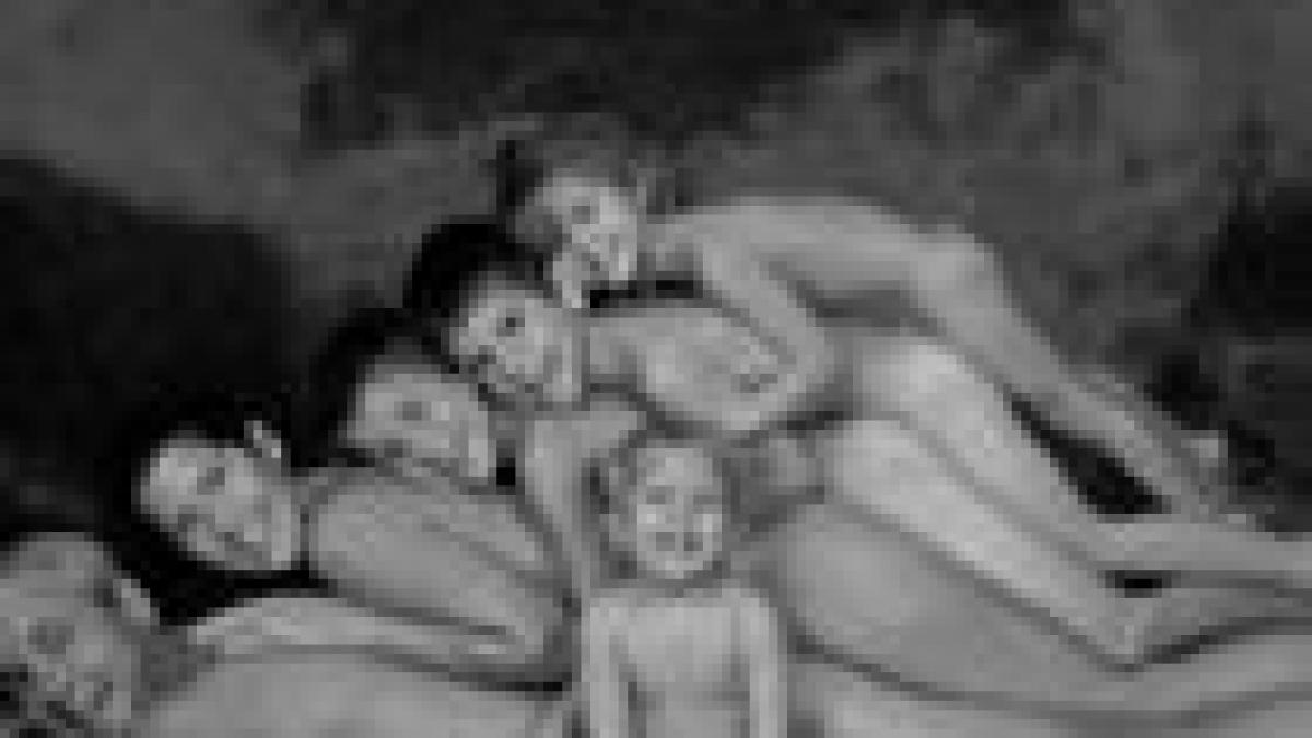 Să nu încercaţi aşa ceva acasă! E de departe cea mai ciudată fotografie de familie 