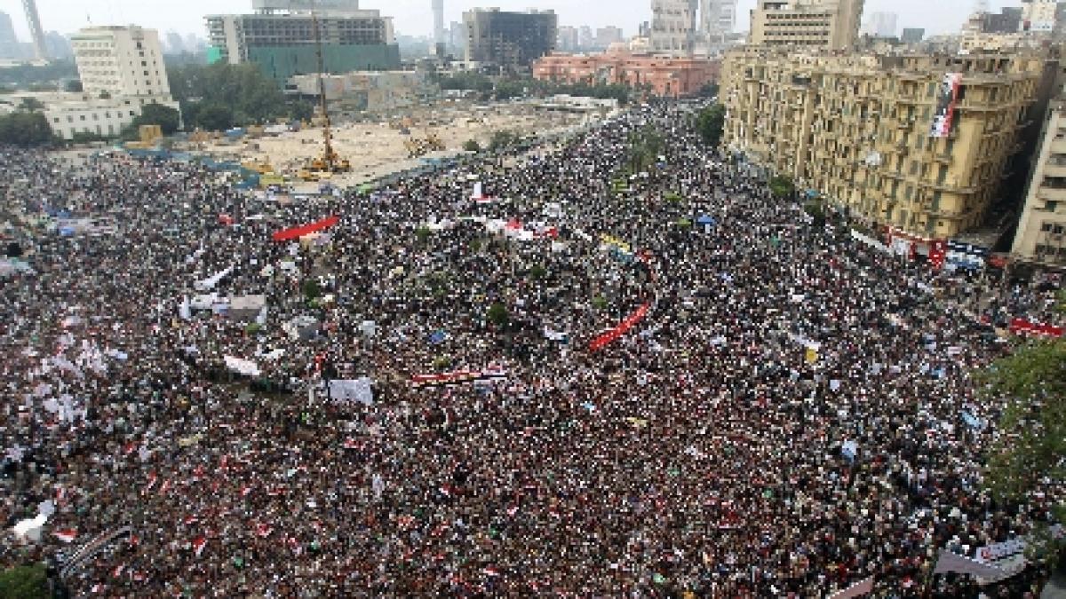 Înainte de algerile parlamentare, zeci de mii de egipteni protestează împotriva autorităţii militare