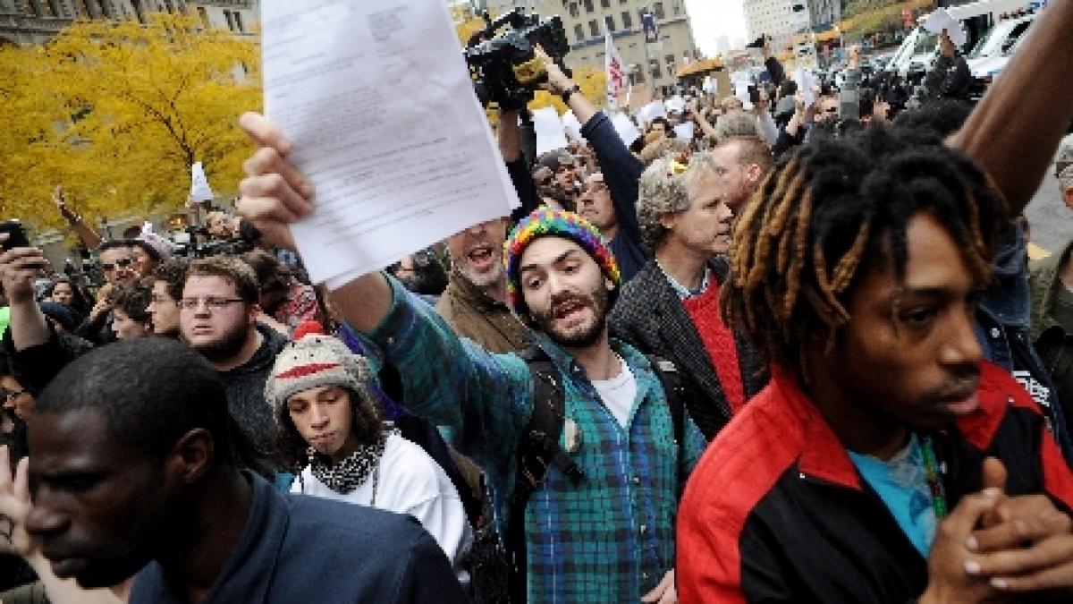 Un şofer de taxi român îi acuză pe protestatarii Occupy Wall Street. Vezi ce îl deranjează pe taximetrist