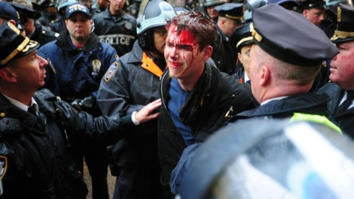 Occupy Wall Street - un protestatar de origine română, bătut de poliţie în New York