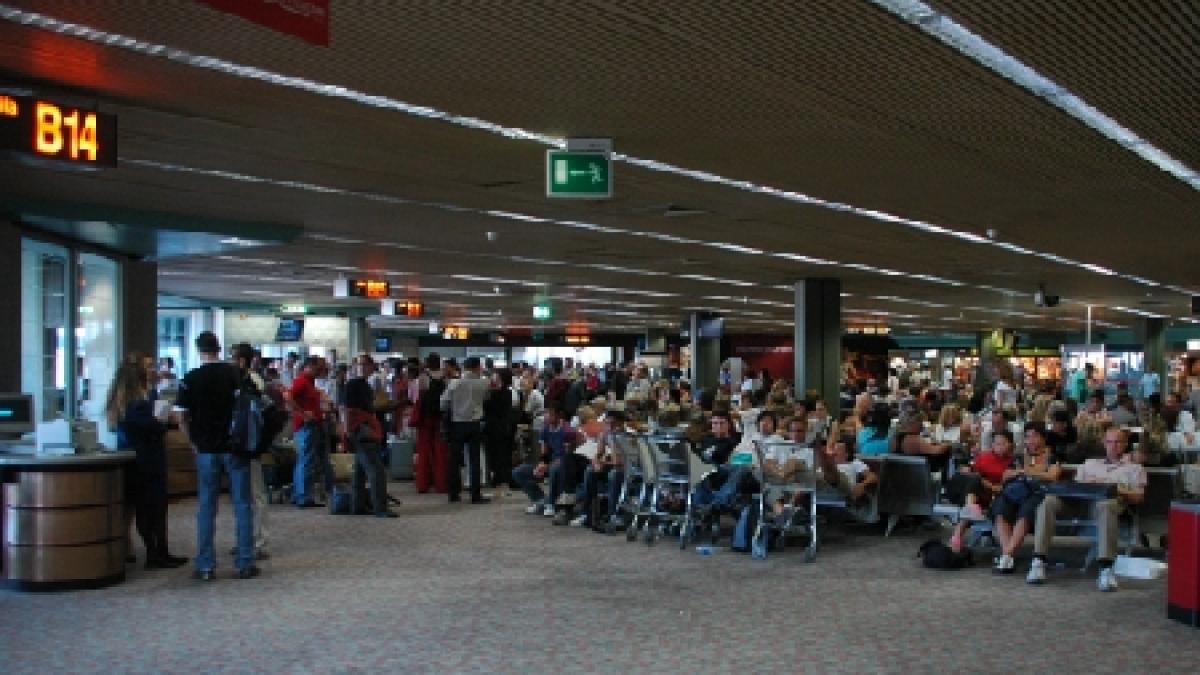 Un român a fost tâlhărit de trei italieni, pe aeroportul din Roma. Imagini şocante din timpul jafului 