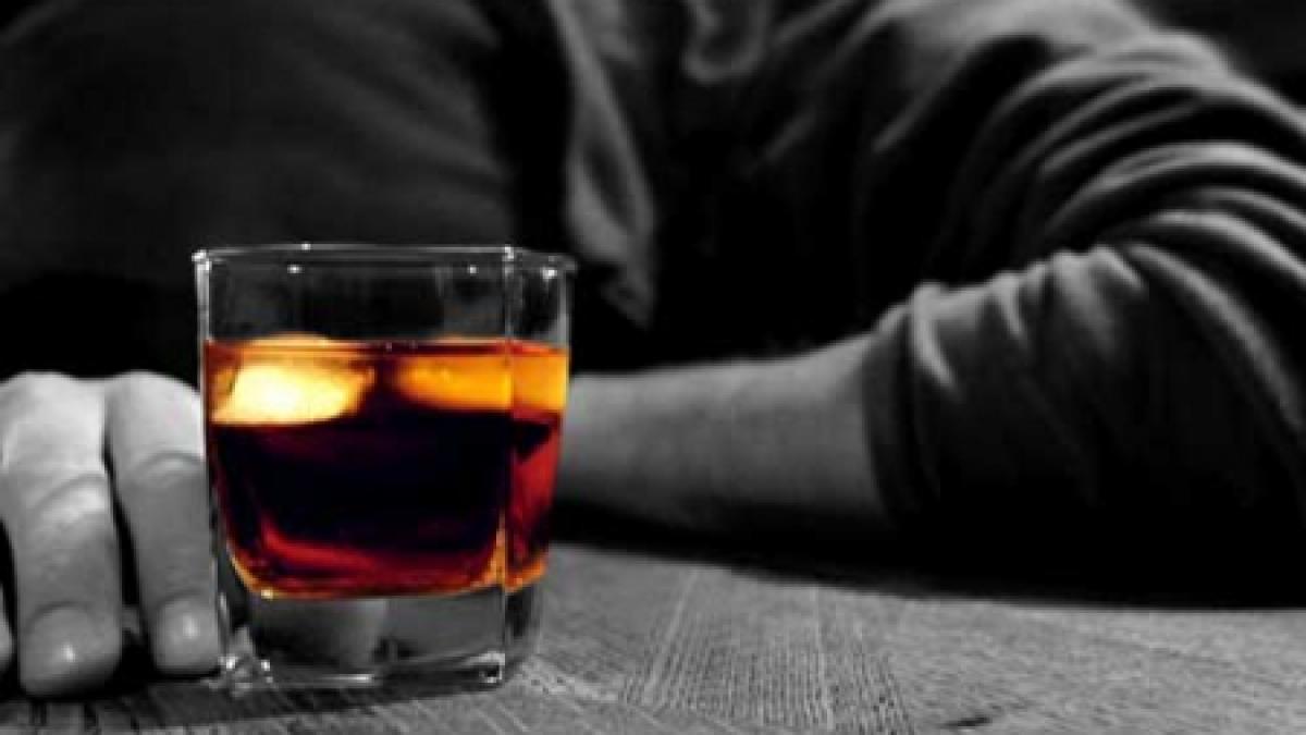 Comă alcoolică în drum spre şcoală. Doi adolescenţi, găsiţi întinşi pe stradă