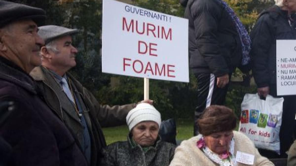 &quot;Jos Băsescu&quot;, &quot;Demisia&quot;, &quot;Genocid în portocaliu&quot;. Pensionarii protestează la Guvern