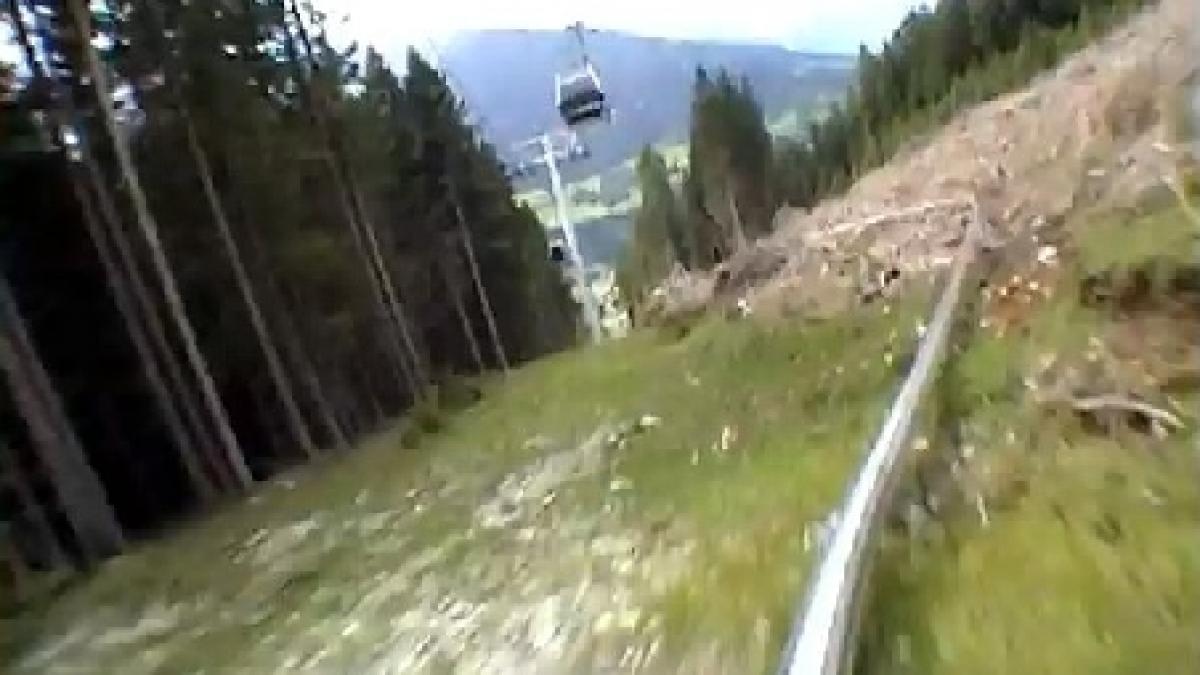 Senzaţii incredibile într-un rollercoaster alpin fără frâne: Sari de pe şine sau dai peste urs