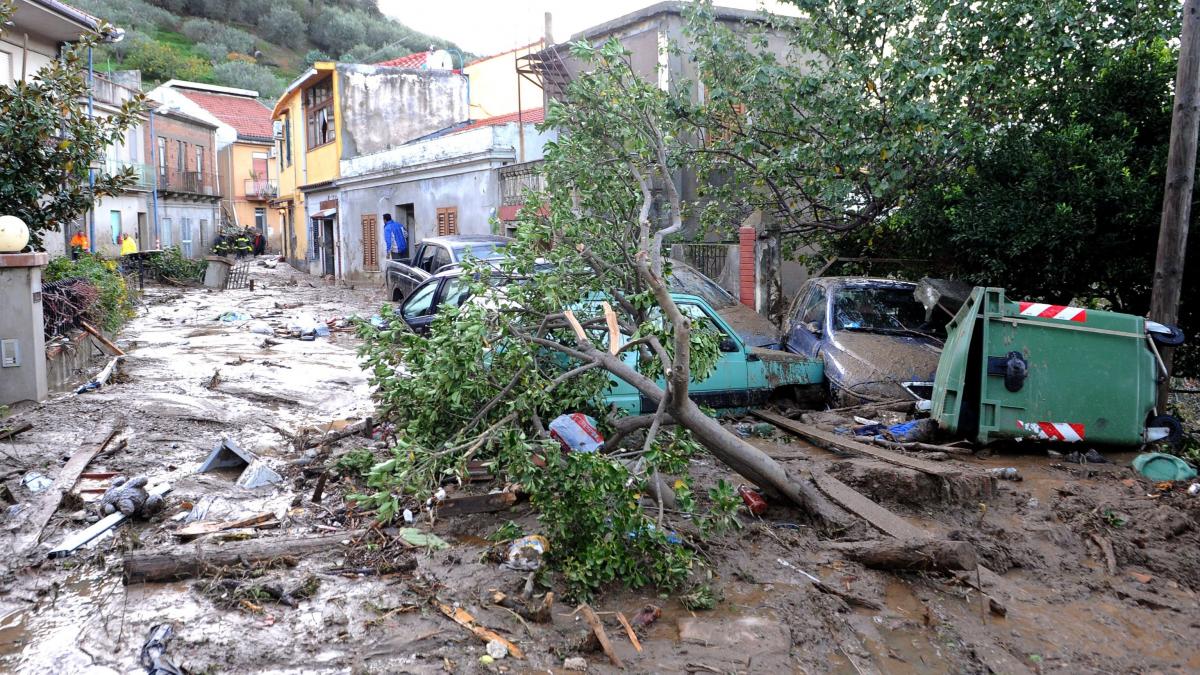 Cod roşu de inundaţii în Sicilia. Patru oameni au murit, zeci de case luate de ape