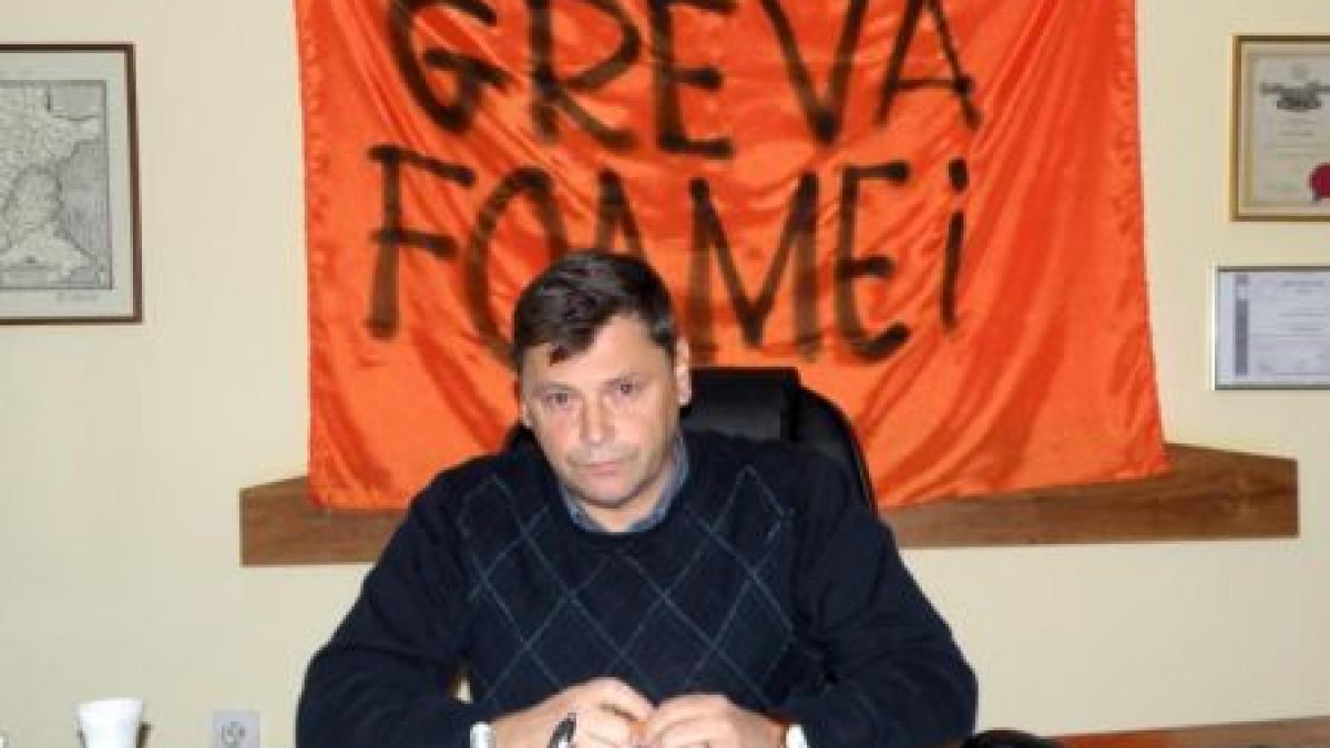 Primarul din Brad, aflat în greva foamei, a fost transportat la spital. Edilului i s-a făcut rău